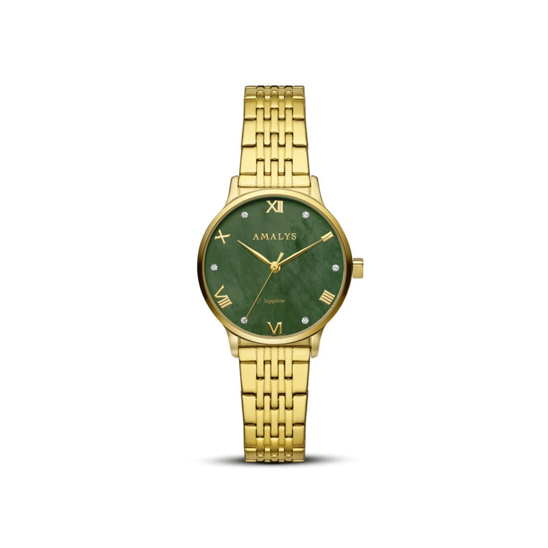Originale et audacieuse, la montre Georgette s’habille d’un cadran nacré vert aux reflets changeants. Une pièce singulière qui apporte une touche de caractère et de modernité au poignet.