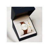 Découvrez Giftbox Léonie, le coffret cadeau parfait pour femme, composé d’une montre élégante et d’un bracelet bijou assorti. Un duo chic pour sublimer votre poignet et marquer les esprits.