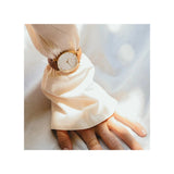 Découvrez Giftbox Léonie, le coffret cadeau parfait pour femme, composé d’une montre élégante et d’un bracelet bijou assorti. Un duo chic pour sublimer votre poignet et marquer les esprits.