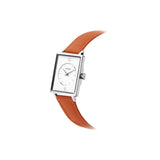 Affirmez votre style avec la montre Lou, un modèle audacieux qui mêle élégance et originalité. Son bracelet en cuir coloré met en lumière les personnalités affirmées, tandis que son boîtier en acier inoxydable 316L assure finesse et durabilité.
