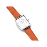 Affirmez votre style avec la montre Lou, un modèle audacieux qui mêle élégance et originalité. Son bracelet en cuir coloré met en lumière les personnalités affirmées, tandis que son boîtier en acier inoxydable 316L assure finesse et durabilité.