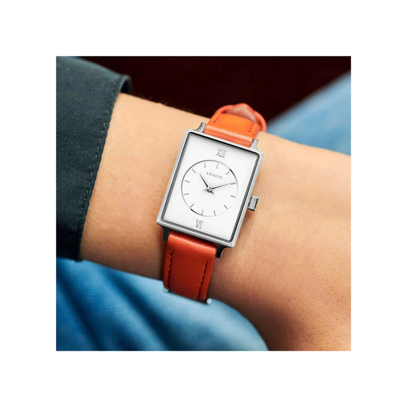 Affirmez votre style avec la montre Lou, un modèle audacieux qui mêle élégance et originalité. Son bracelet en cuir coloré met en lumière les personnalités affirmées, tandis que son boîtier en acier inoxydable 316L assure finesse et durabilité.