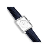 Stylisée et audacieuse, la montre Océane allie modernité et élégance classique. Une pièce essentielle pour les adeptes de la mode.
