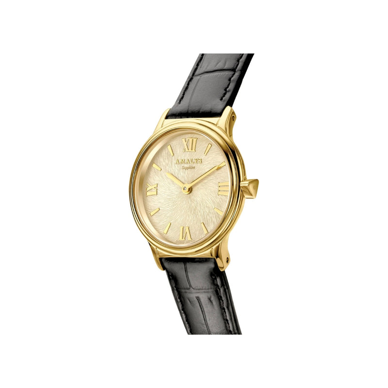 Avec son boîtier doré et son bracelet en cuir noir, la montre Sofia incarne une élégance moderne et sophistiquée. Un incontournable pour celles et ceux qui aiment le style avec caractère.