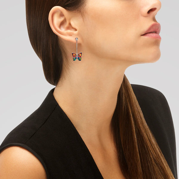 Boucle d’oreille Papillon Una Storia : argent rhodié et ailes multicolores. Un bijou vibrant qui célèbre liberté, féminité et originalité.