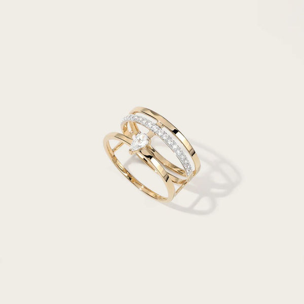 La bague Ash en Or peut être portée seule pour un look minimaliste et moderne ou associée à d'autres bagues pour créer un empilement personnalisé. Les bandes parallèles mettent en valeur une poire centrale.