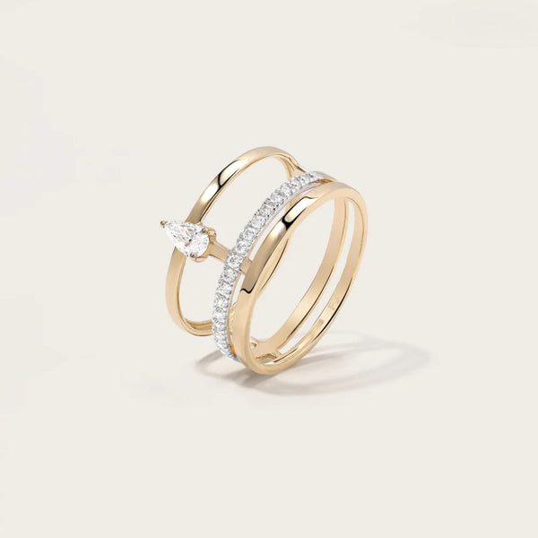 La bague Ash en Or peut être portée seule pour un look minimaliste et moderne ou associée à d'autres bagues pour créer un empilement personnalisé. Les bandes parallèles mettent en valeur une poire centrale.