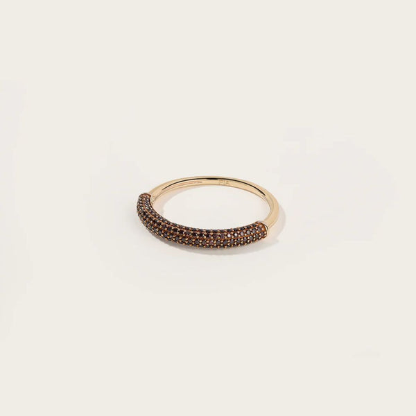 La bague Bruna en Or incarne l'élégance et la sophistication avec un soupçon de chaleur. Les oxydes bruns, soigneusement disposés, ajoutent une touche de contraste subtil. Un style unique et intemporel, tout en apportant une note chaleureuse à leur look.