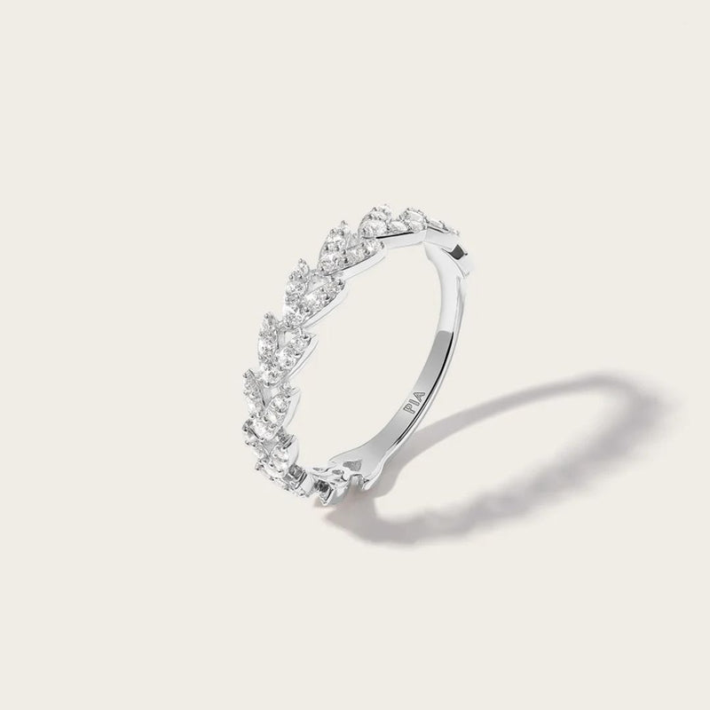 La bague Couronne en Or blanc est un bijou élégant qui attire les regards. Les oxydes blancs minutieusement sertis lui confèrent un éclat étincelant. Son design linéaire et épuré en forme d'épis ajoute sophistication et modernité. Elle se marie avec toutes les tenues, que ce soit pour une soirée spéciale ou au quotidien.