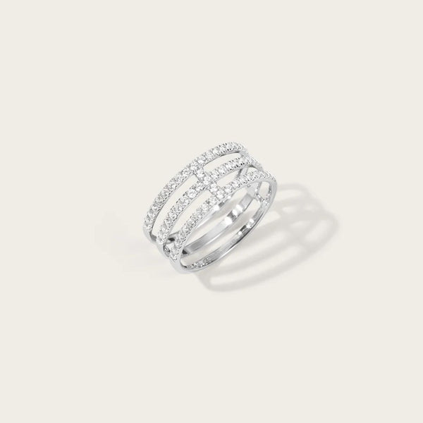 La bague Eva en Or blanc, un bijou élégant qui attire les regards. Les oxydes blancs minutieusement sertis lui confèrent un éclat étincelant. Polyvalente, elle se marie avec toutes les tenues, pour une soirée spéciale ou au quotidien. Un bijou qui apporte glamour et raffinement à votre style.