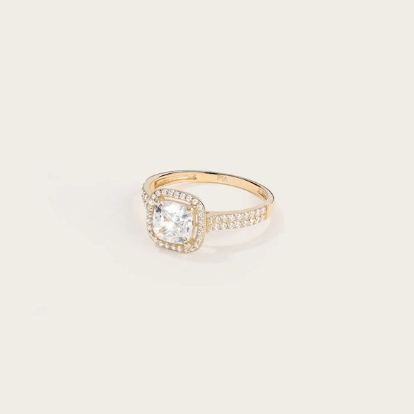 Bague Maya en Or : Un solitaire taille princesse étincelant, sublimé par un pavage délicat. Confectionnée en or jaune et oxydes, cette bague est un parfait équilibre entre élégance et glamour. 