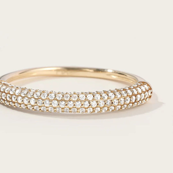 La&nbsp;bague Naïla en Or incarne l'élégance intemporelle avec un éclat brillant. Les oxydes blancs, soigneusement agencés, ajoutent une touche de sophistication subtile. Cette bague est l'accessoire parfait pour celles qui recherchent un style classique et polyvalent, apportant une touche lumineuse et élégante à n'importe quelle tenue.