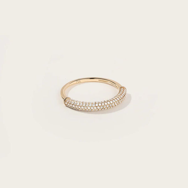 La&nbsp;bague Naïla en Or incarne l'élégance intemporelle avec un éclat brillant. Les oxydes blancs, soigneusement agencés, ajoutent une touche de sophistication subtile. Cette bague est l'accessoire parfait pour celles qui recherchent un style classique et polyvalent, apportant une touche lumineuse et élégante à n'importe quelle tenue.