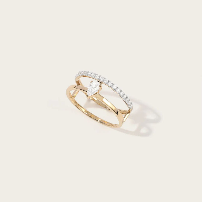 La bague Storm est une création élégante et moderne qui se compose de deux bandes parallèles en Or. L'une des bandes est sertie d'oxydes, ajoutant une touche de brillance. Polyvalente, elle se marie avec toutes les tenues, pour une soirée spéciale ou au quotidien. Un bijou qui apporte glamour et raffinement à votre style.