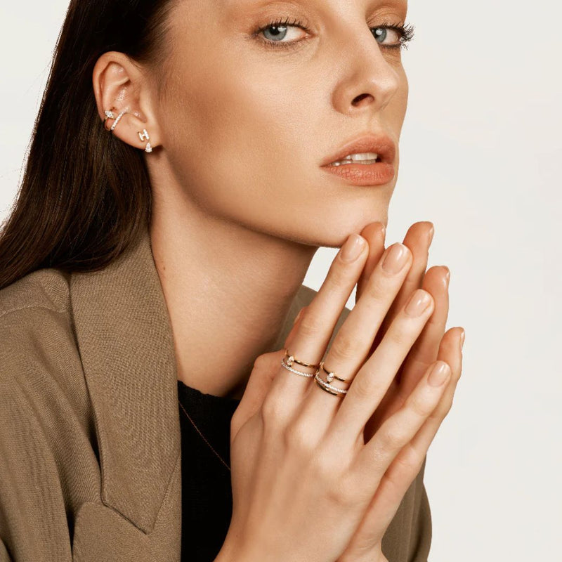 La bague Storm est une création élégante et moderne qui se compose de deux bandes parallèles en Or. L'une des bandes est sertie d'oxydes, ajoutant une touche de brillance. Polyvalente, elle se marie avec toutes les tenues, pour une soirée spéciale ou au quotidien. Un bijou qui apporte glamour et raffinement à votre style.