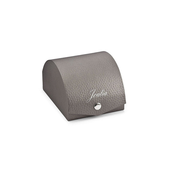 Succombez au charme de la montre Certus Joalia 634010, conçue en France pour sublimer votre poignet avec discrétion et raffinement. Son boîtier rectangulaire de 20 mm renferme un cadran blanc épuré, tandis que son bracelet bicolore orné de strass apporte une touche lumineuse à votre tenue, de jour comme de nuit.
Un choix idéal pour les femmes à la recherche d’un accessoire chic, féminin et intemporel.