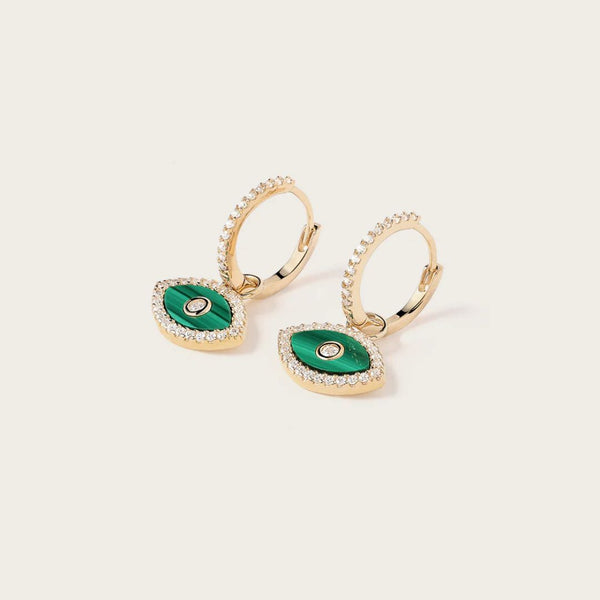 Les boucles d'oreilles Lana en Or aux charmes moderne et sophistiqué. La malachite aux nuances vertes profondes, associée à des oxydes blancs étincelants, crée un design à la fois audacieux et raffiné. Laissez-vous séduire par cette paire de boucles d'oreilles au charme moderne.