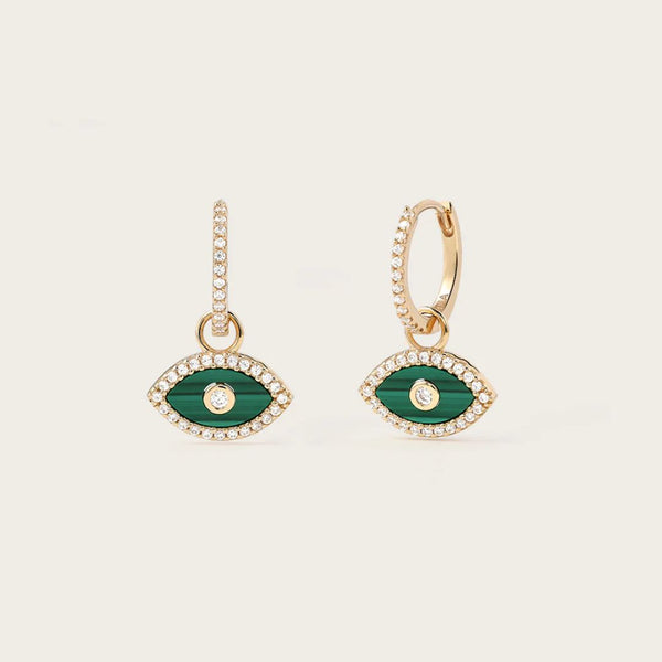 Les boucles d'oreilles Lana en Or aux charmes moderne et sophistiqué. La malachite aux nuances vertes profondes, associée à des oxydes blancs étincelants, crée un design à la fois audacieux et raffiné. Laissez-vous séduire par cette paire de boucles d'oreilles au charme moderne.