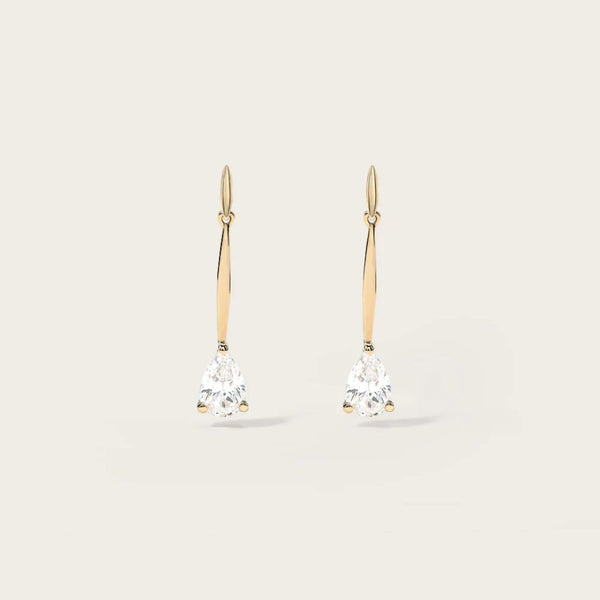 Les boucles d'oreilles pendantes Poire en Or sont conçues pour captiver l'attention avec leur silhouette gracieuse. Leur forme en poire allongée crée un effet visuel élégant et se balance légèrement au rythme de vos mouvements, ajoutant une touche de dynamisme à votre look.