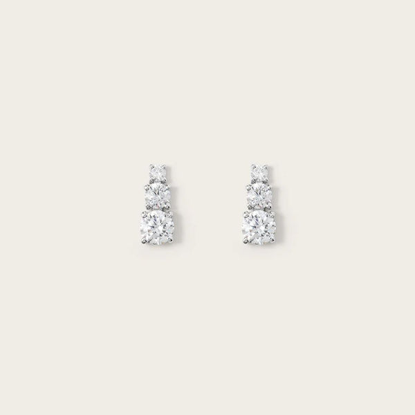 Découvrez l'éclat étincelant des boucles d'oreilles Trois en Or blanc avec leur déclinaison de trois oxydes. Le design élégant et moderne de ces boucles d'oreilles en fait un accessoire polyvalent qui peut être porté en toute occasion.