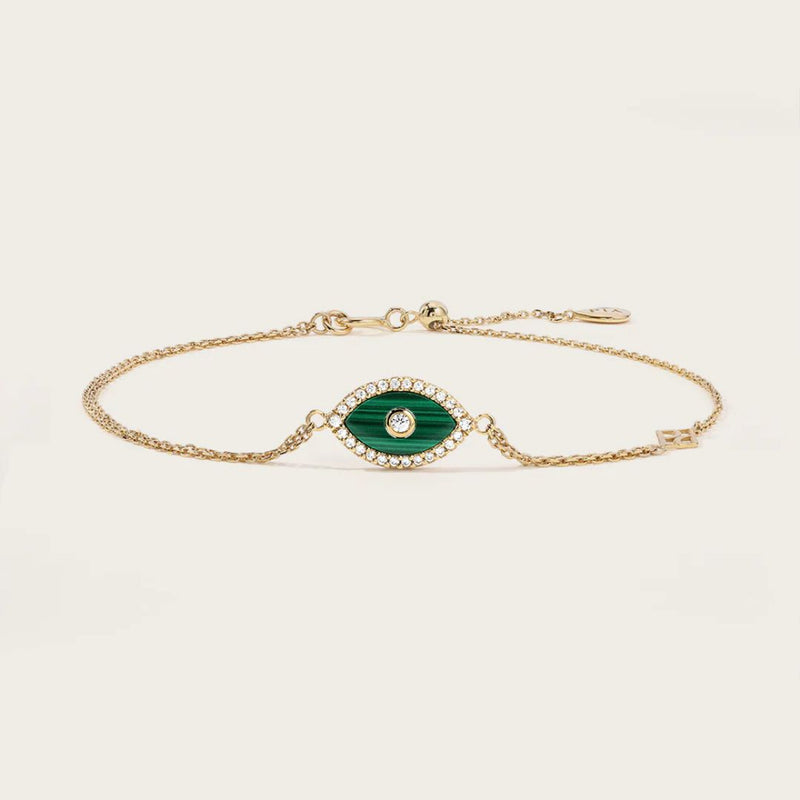 Le bracelet Lana en Or est un accessoire captivant qui ajoutera une touche de glamour et de classe à votre poignet. Sa combinaison unique de la malachite et des oxydes blancs crée un contraste saisissant, mettant en valeur votre style avec audace.