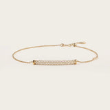 Le bracelet Naïlla en Or allie sophistication et éclat. Les oxydes blancs, minutieusement disposés, ajoutent une brillance éblouissante à ce bijou. Ce bracelet est l'accessoire idéal pour celles qui recherchent à la fois une élégance intemporelle et une touche contemporaine.