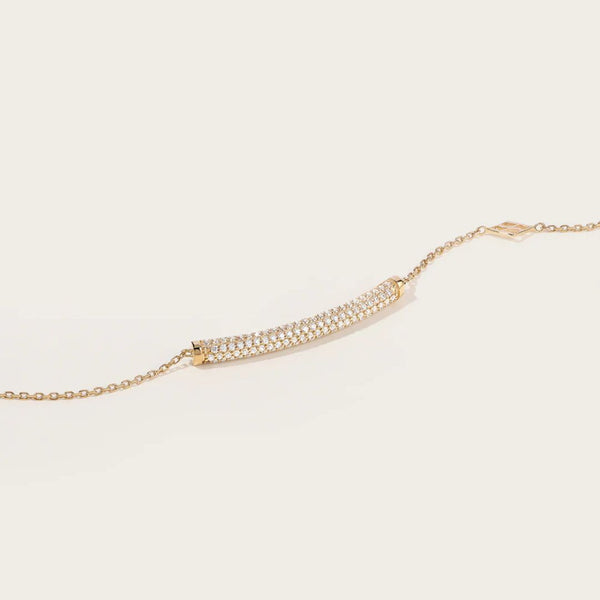 Le bracelet Naïlla en Or allie sophistication et éclat. Les oxydes blancs, minutieusement disposés, ajoutent une brillance éblouissante à ce bijou. Ce bracelet est l'accessoire idéal pour celles qui recherchent à la fois une élégance intemporelle et une touche contemporaine.