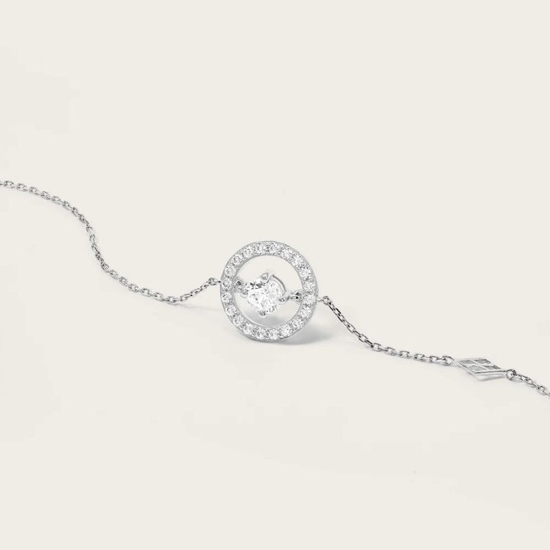 Le bracelet Naïlla en Or allie sophistication et éclat. Les oxydes blancs, minutieusement disposés, ajoutent une brillance éblouissante à ce bijou. Ce bracelet est l'accessoire idéal pour celles qui recherchent à la fois une élégance intemporelle et une touche contemporaine.