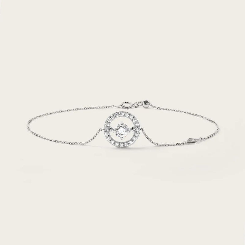 Le bracelet Naïlla en Or allie sophistication et éclat. Les oxydes blancs, minutieusement disposés, ajoutent une brillance éblouissante à ce bijou. Ce bracelet est l'accessoire idéal pour celles qui recherchent à la fois une élégance intemporelle et une touche contemporaine.