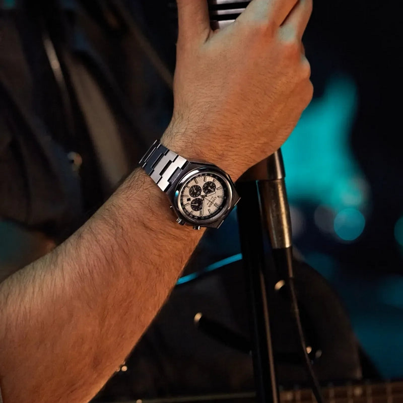 Citizen CA4610‑85A – chronographe homme Super Titanium Eco‑Drive, cadran argent, verre saphir, chronographe, date et 100 m étanche. Montre élégante et durable.