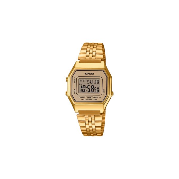 La montre CASIO LA680WEGA-9ER de la collection Vintage est une montre femme. Elle dispose d'un bracelet en acier inoxydable or ainsi que d'un boîtier de forme carré en résine, de couleur or. Le fond de cette montre CASIO est de couleur noir et or. Elle est dotée des fonctions chronomètre, alarme quotidienne et possède un niveau d'étanchéité de 30M. Cette montre dispose également d'un éclairage LED, un calendrier automatique et un affichage 24h.