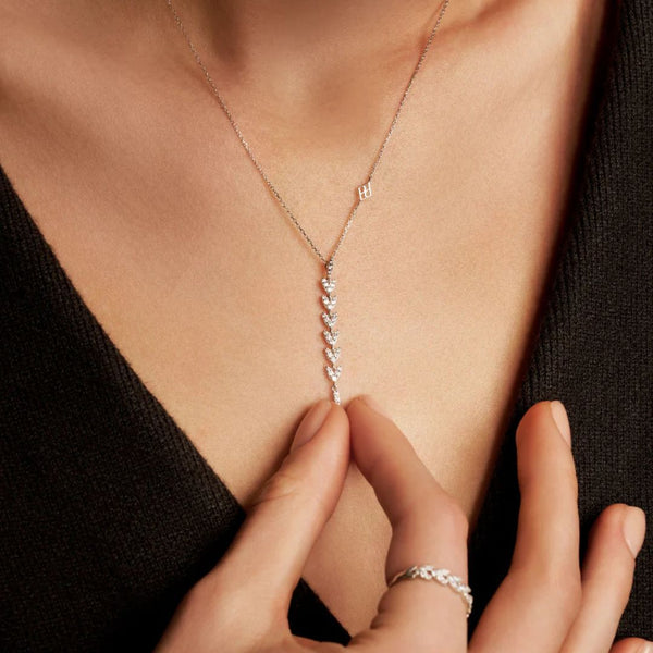 Le collier Alaïa en Or blanc est un bijou d'une élégance exceptionnelle. Chaque oxyde blanc brille de mille feux, illuminant votre décolleté avec grâce. Son design raffiné et contemporain met en valeur sa beauté intemporelle, que ce soit pour une occasion spéciale ou pour ajouter une touche de glamour à votre quotidien.