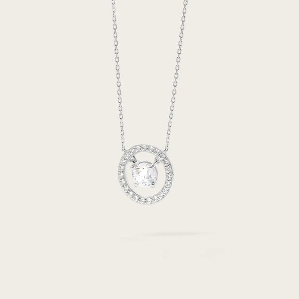 Collier Ava en Or blanc : Un motif solitaire étincelant, entouré d'un pavage scintillant, compose ce magnifique collier. Ce bijou incarne l'élégance et le raffinement. Parfait pour toutes les occasions, le collier Ava ajoute une touche de glamour intemporel à votre décolleté.