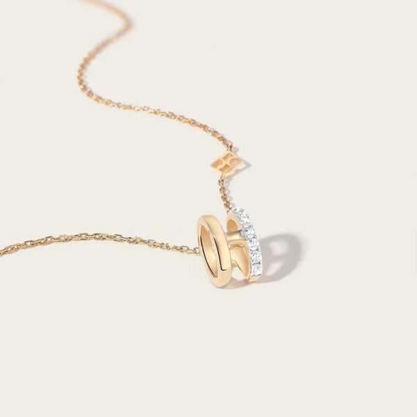 Le collier Fanny se compose d'une chaîne délicate en Or jaune, subtile et raffinée. Au centre de cette chaîne, se trouve un pendentif qui reprend le concept des bandes parallèles de la bague Ash. 