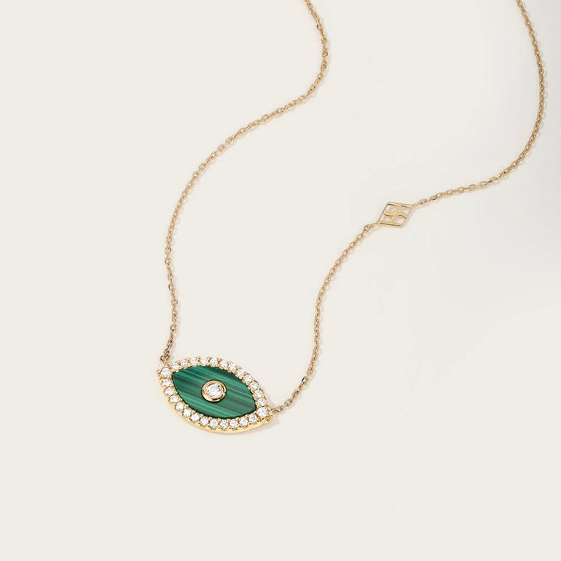 Le collier Lana en Or : un bijou au charme moderne et sophistiqué. La malachite, associée à des oxydes blancs étincelants, crée un design audacieux et raffiné. Pour une occasion spéciale ou pour sublimer votre tenue quotidienne, laissez-vous séduire par ce collier qui incarne l'élégance contemporaine.