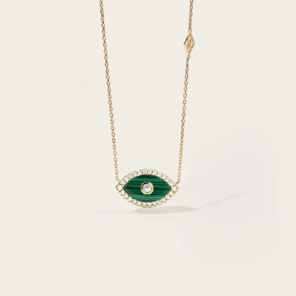 Le collier Lana en Or : un bijou au charme moderne et sophistiqué. La malachite, associée à des oxydes blancs étincelants, crée un design audacieux et raffiné. Pour une occasion spéciale ou pour sublimer votre tenue quotidienne, laissez-vous séduire par ce collier qui incarne l'élégance contemporaine.