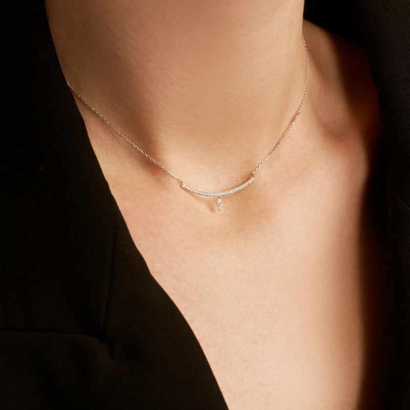 Le collier Nota en Or blanc est une pièce d'exception. Sa baguette en oxydes blancs, ornée d'une marquise, rayonne d'une beauté éclatante. Son design raffiné et contemporain marie harmonieusement les lignes épurées et la splendeur de la marquise centrale.