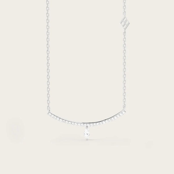 Le collier Nota en Or blanc est une pièce d'exception. Sa baguette en oxydes blancs, ornée d'une marquise, rayonne d'une beauté éclatante. Son design raffiné et contemporain marie harmonieusement les lignes épurées et la splendeur de la marquise centrale.