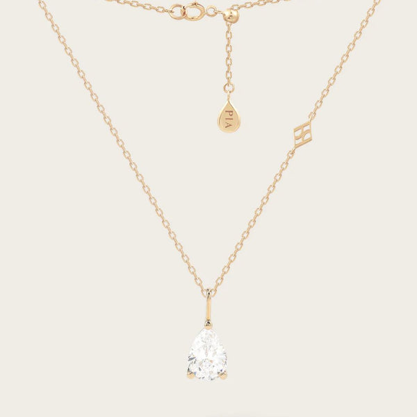 Collier Poire : Une poire étincelante, délicatement sertie, suspendue à un collier raffiné en Or jaune. Ce bijou incarne le charme intemporel et la beauté naturelle. Parfait pour toutes les occasions, le collier Poire ajoute une touche de glamour subtil à votre décolleté, attirant les regards avec son éclat captivant