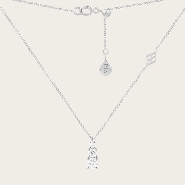 Le collier Trois en Or blanc met en valeur une déclinaison de trois oxydes étincelants. Ce bijou incarne l'élégance et le raffinement avec son design sophistiqué. Parfait pour toutes les occasions, ce collier ajoute une touche de glamour intemporel à votre décolleté, captivant les regards avec son éclat scintillant et sa beauté remarquable.