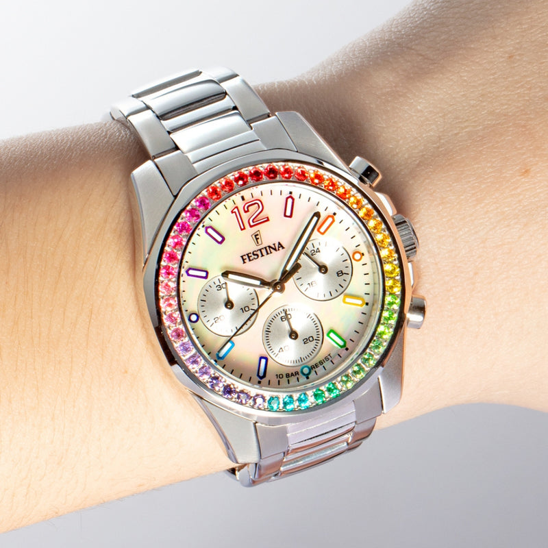 La montre Festina F20606/2 pour femme, appartenant à la Collection Rainbow, est un véritable bijou qui allie élégance et fonctionnalité en un seul accessoire. Sa boîte en acier et zircons colorés en font une pièce unique et exclusive qui ne passera pas inaperçue en toutes occasions.
