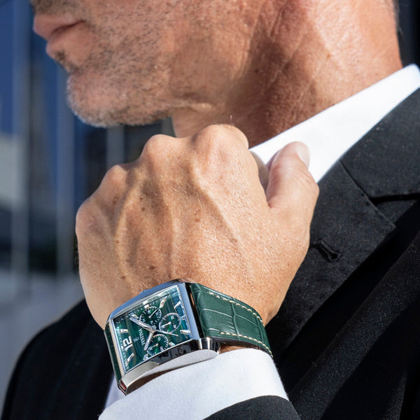 La montre Festina F20636/3 pour homme est une véritable œuvre d'art. Avec son boîtier en acier inoxydable 316l et son verre minéral, cette montre est synonyme de qualité et de durabilité. De plus, son bracelet en cuir lui donne une touche d'élégance et de sophistication qui la rend parfaite pour toutes les occasions.