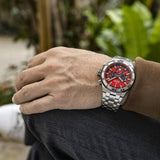 Issue de la collection Chrono Bike, la montre Festina F20670/5 pour homme associe performance et raffinement. Avec son boîtier et bracelet en acier inoxydable 316L et son verre minéral résistant, elle incarne la robustesse et le style.