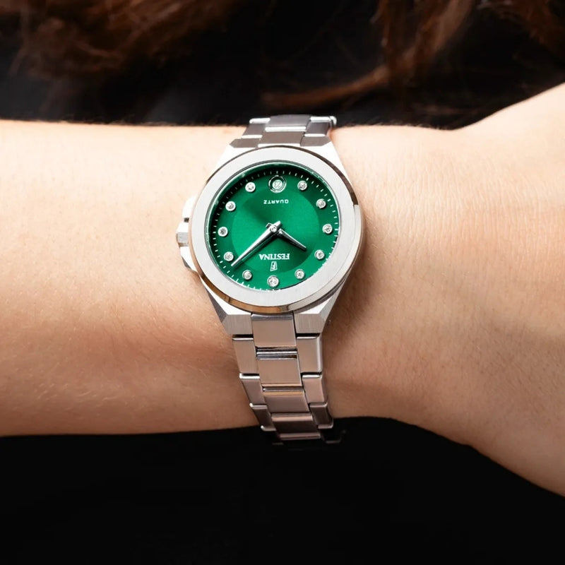 La Festina F20700/4 pour femme séduit par son boîtier en acier inoxydable alliant élégance et modernité. Une montre féminine au design raffiné et au rapport qualité-prix exceptionnel.