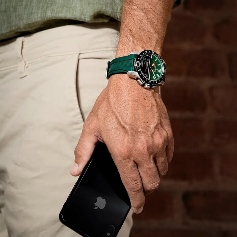 La Festina Connected D est une montre connectée pour homme qui allie élégance et technologie. Avec son cadran analogique associé à un écran numérique discret, elle permet de rester connecté à son smartphone tout en conservant le charme d’une montre classique. Idéale pour l’homme moderne en quête de style et de praticité