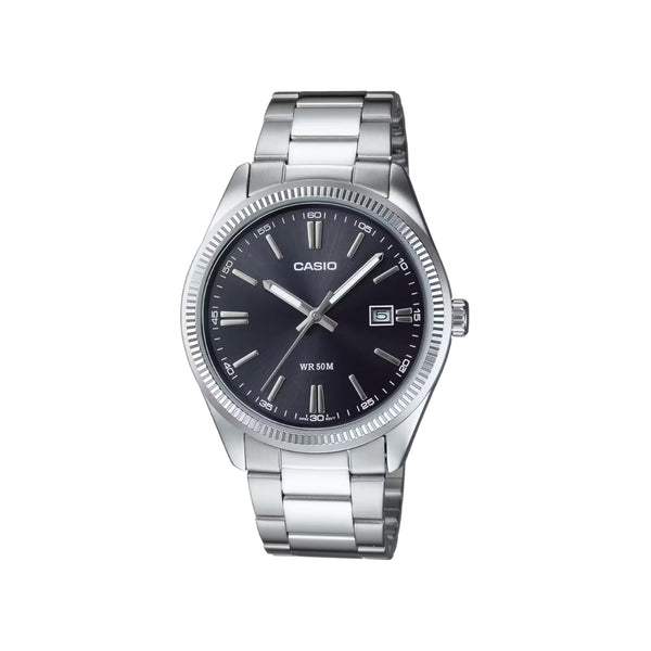 Alliant style intemporel et praticité, cette montre Casio séduit par son cadran noir contrasté et son bracelet en acier inoxydable. Conçue pour un usage quotidien, elle résiste à l’eau et propose des fonctionnalités utiles : chronographe, alarme et calendrier. Un accessoire sophistiqué qui complète toutes les tenues
