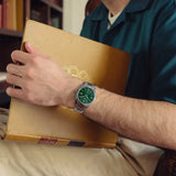 Dotée d’un affichage analogique classique, cette montre Casio se distingue par son dateur discret positionné à 3h et son étanchéité 5 ATM, idéale pour un usage quotidien. Son design intemporel en fait un choix sûr pour allier style et praticité.