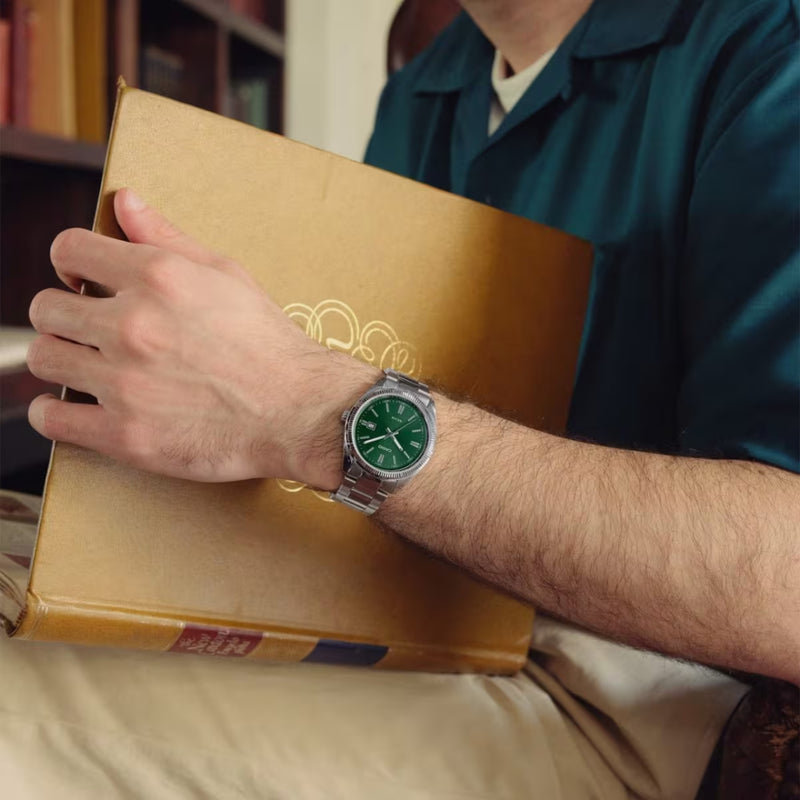 Dotée d’un affichage analogique classique, cette montre Casio se distingue par son dateur discret positionné à 3h et son étanchéité 5 ATM, idéale pour un usage quotidien. Son design intemporel en fait un choix sûr pour allier style et praticité.