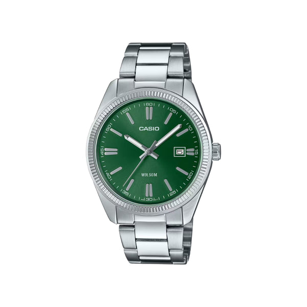 Dotée d’un affichage analogique classique, cette montre Casio se distingue par son dateur discret positionné à 3h et son étanchéité 5 ATM, idéale pour un usage quotidien. Son design intemporel en fait un choix sûr pour allier style et praticité.