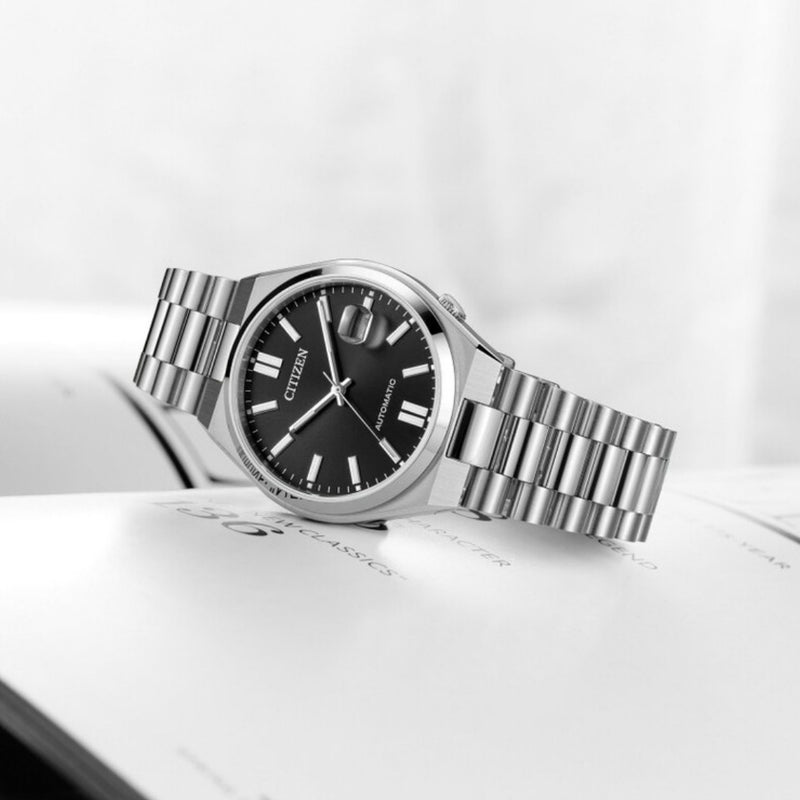 Citizen NJ015081E – montre homme automatique 40 mm acier, cadran noir, bracelet acier, guichet date, verre saphir et étanchéité 50 m. Élégance sobre & fiable